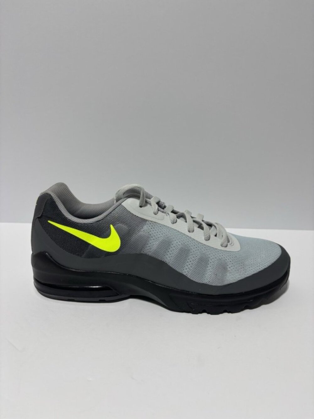Nike Men’s Air Max Invigor Sneakers Gray/Black, Size 11.5 M